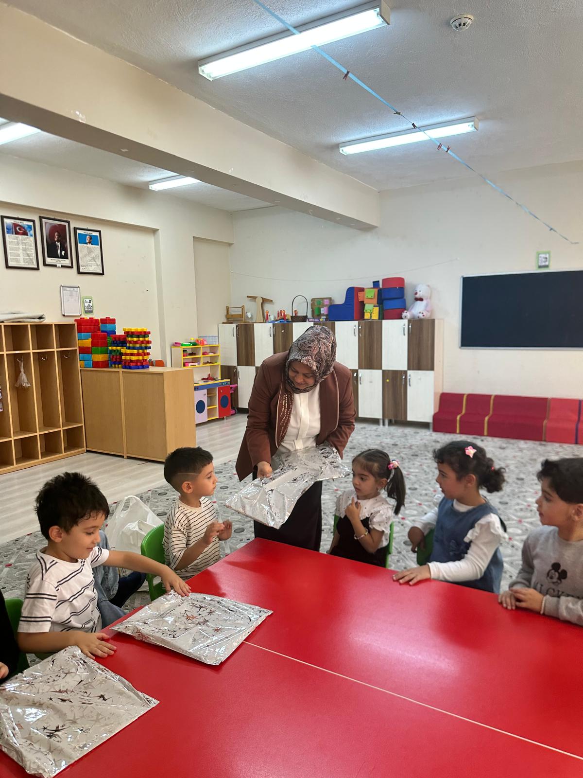 KURUÇAY BELEDİYE BAŞKANI RENGÜL ATICI'DAN KURUÇAY İLKOKULU MİNİKLERİNE ZİYARET